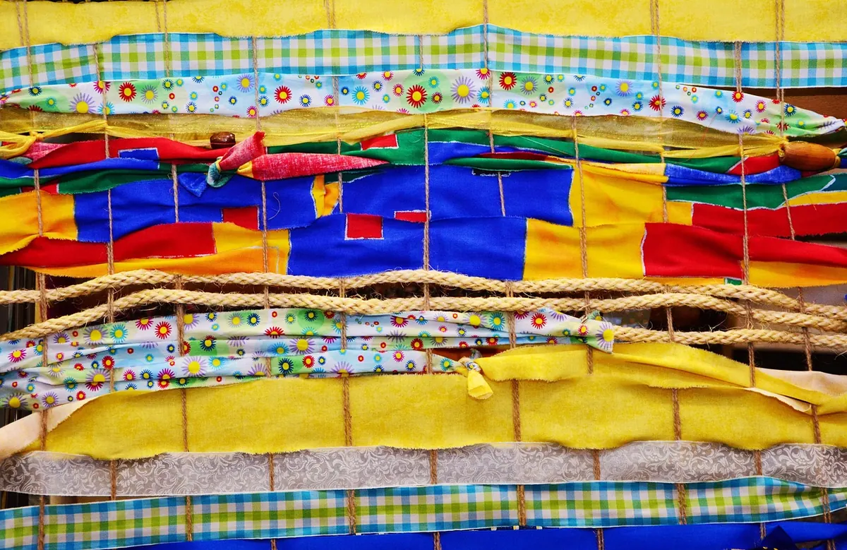 Linen vs Cotton vs Wool: Choosing the Best Upholstery Fabric for Your Sofa